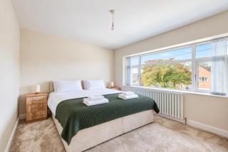 Stylish 4-Bed House Close to Peak District with FREE Parking - Great for Groups & Families - 1
