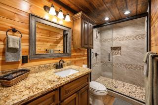 Modern Cabin with Deck & Hot Tub - 9
