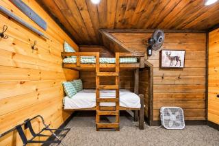 Modern Cabin with Deck & Hot Tub - 7