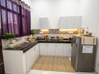 Modern and Spacious 2BHK Fully Furnished & Cozy - 4