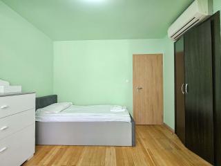 Spacious Living - Dedicated Workspace Near Metro by Flat Manаger - 7