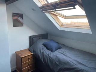 Spacious 3 Bedroom Home Near Leeds City Centre - 1