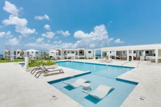 26 Sunset Point Vacations Luxury Oceanfront Condo with Private Garden West Bay - 3
