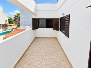 Alta Córdoba - Departamento con internet y escritorios - 5