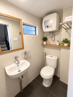 Central Morden Apt 3Br Big Balcony - 6