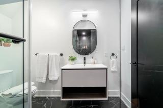 Elegant Parkdale 2BR 2 King Beds Sleeps 6 - 7