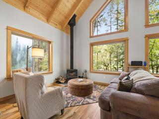 Riversong Retreat Sandy River View Cabin - 3