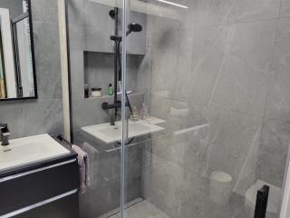 Stylowy apartament z klimatyzacją, tarasem i parkingiem - Fair Rentals - 5