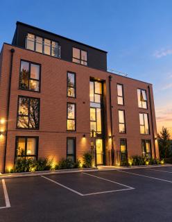 5 Min Walk to UKREiiF 2 Bed 2 Bath & FREE Parking - 4