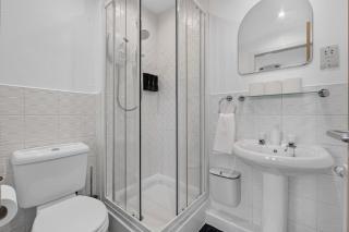 Stylish & Central 2-bedroom, Steps to King's Theatre - 5