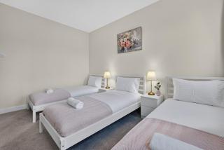 Stylish & Central 2-bedroom, Steps to King's Theatre - 1