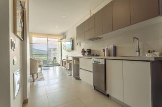 Apartamento de Lujo con Balcón, Piscina y Cerca al Mar - 9