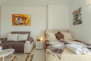 Apartamento de Lujo con Balcón, Piscina y Cerca al Mar - 2