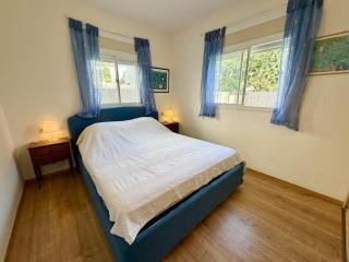 3 BDR Family Garden Apartment Mamad Parking - 7