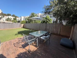 3 BDR Family Garden Apartment Mamad Parking - 6