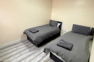 3 Bed House Long Stays Fast Wi-Fi & Parking - 6