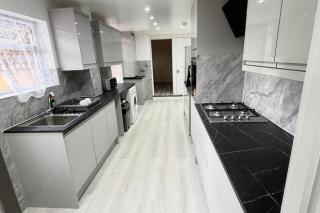 3 Bed House Long Stays Fast Wi-Fi & Parking - 8