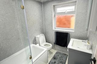 3 Bed House Long Stays Fast Wi-Fi & Parking - 5