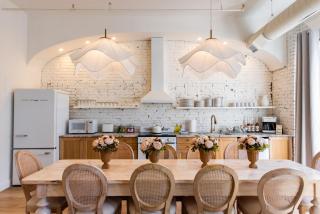 Hollyhock Suite 301 - 2