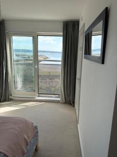 Modern 2 Bed Flat 2 mins to Beach Sea views - 8
