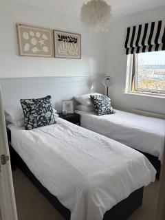 Modern 2 Bed Flat 2 mins to Beach Sea views - 6