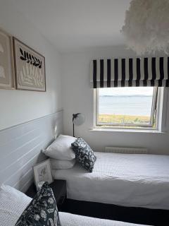 Modern 2 Bed Flat 2 mins to Beach Sea views - 4