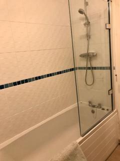 Modern 2 Bed Flat 2 mins to Beach Sea views - 3