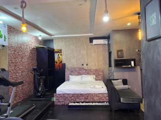 Luxe Apartment - 4