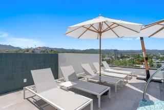 New Listing 2BR condo near the ocean with pool, gym, WiFi, and parking - 9