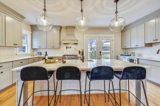 Spacious New Renovation Near T - 8