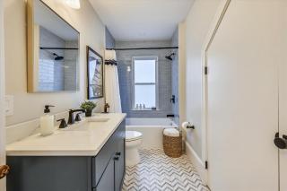 Spacious New Renovation Near T - 7