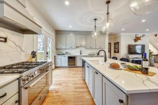 Spacious New Renovation Near T - 1