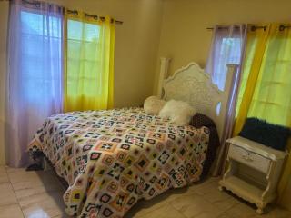 Keishas luxury stays 1 Bedroom King - 2