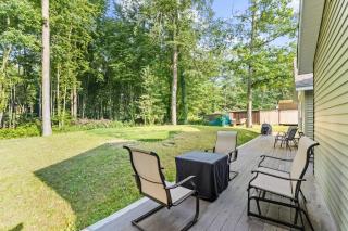 Lucky Duck Cottage-Cozy Cottage with Hot Tub and Lake Access - 4