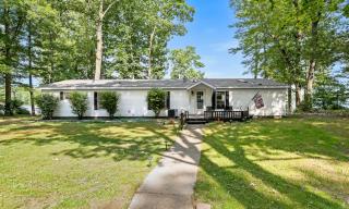 Serenity Lake Vista-Lakefront Retreat in Serene Country Setting -  - 4