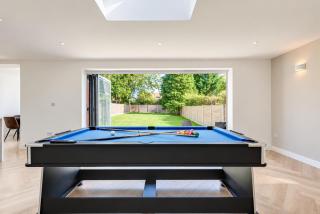 Stylish 4-Bed House Close to Peak District with FREE Parking - Great for Groups & Families - 9