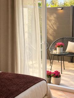 La Suite Burgundy - 6