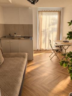 La Suite Burgundy - 1