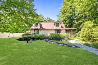 Upper Scott Lake Retreat - Scenic and Stunning Lakefront Home with Large Yard - 4
