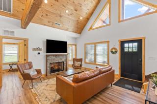 Hilltop Hideaway-NaturalBridge2m-Modern-HotTub - 3