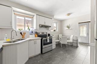Modern 3BR Near Airport, Backyard, BBQ & Parking - 8