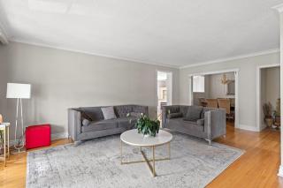Modern 3BR Near Airport, Backyard, BBQ & Parking - 5