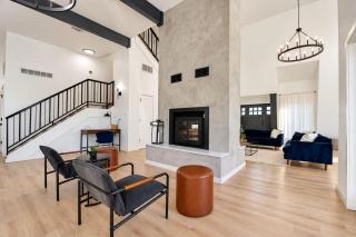 Modern Home - 1 Acre Lot w Pool Patios Jacuzzi - Denton - 2