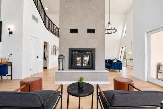 Modern Home - 1 Acre Lot w Pool Patios Jacuzzi - Denton - 1