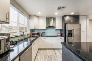2BR | En-Suite Bath • Pool • Spa • Free Parking - 6
