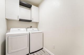 2BR | En-Suite Bath • Pool • Spa • Free Parking - 3