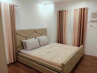 King Bed Haven Apartment with Balcony - 0