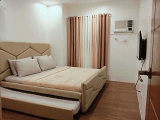 King Bed Haven Apartment with Balcony - 8