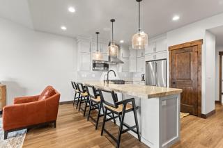 Spacious 4-Bedroom Townhome Black Rock - 5