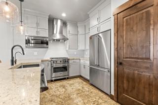 Spacious 4-Bedroom Townhome Black Rock - 4